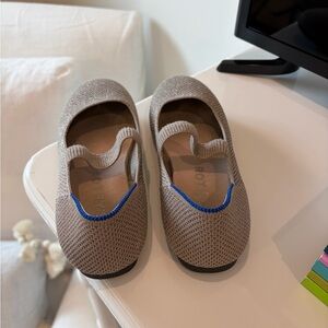 Girls Silver Rothy’s size 1